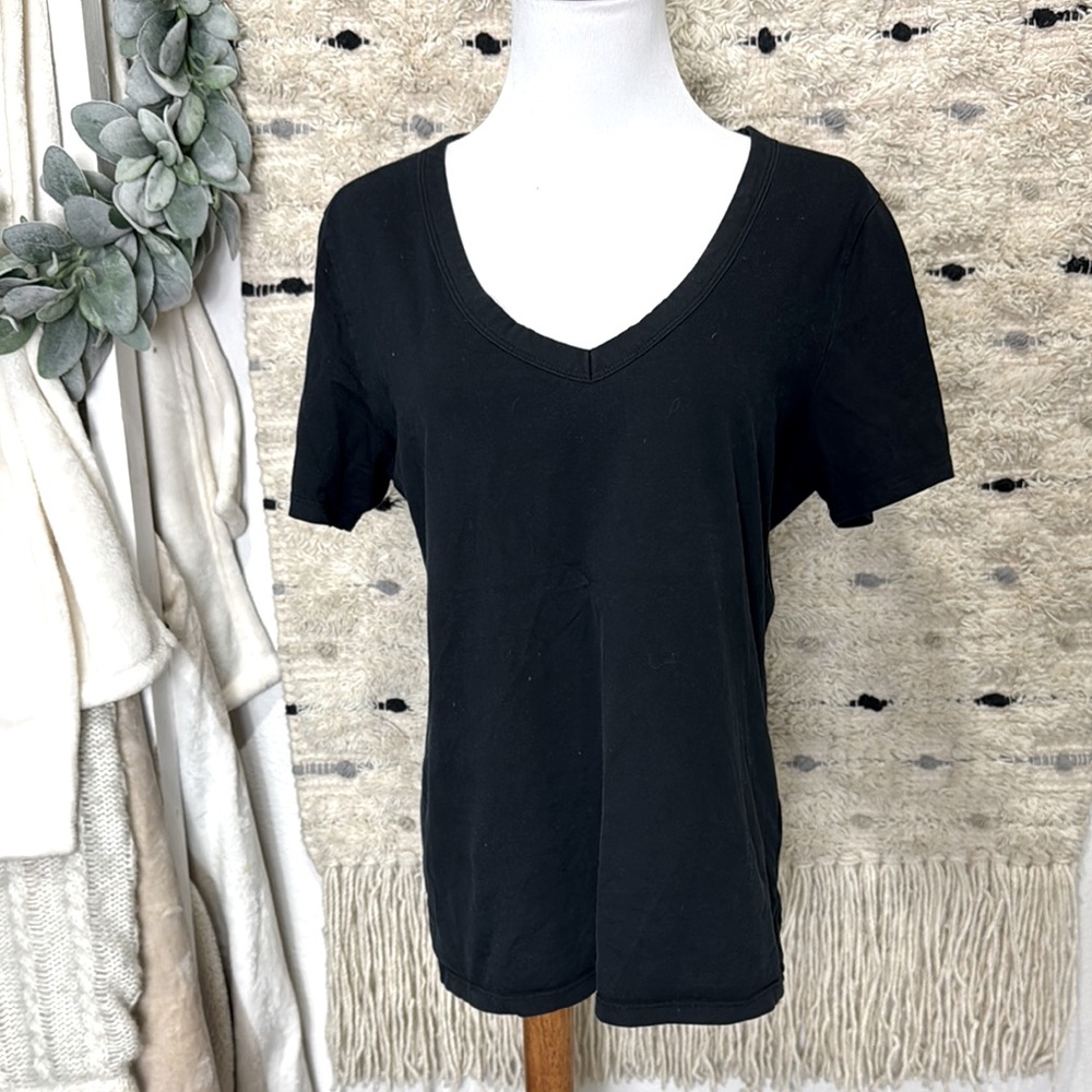 Banana Republic signature black v neck tee size M